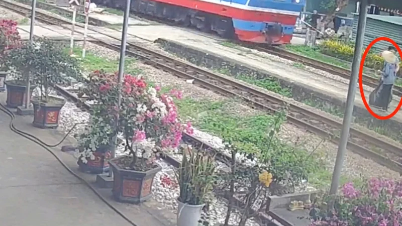 Công nhân đường sắt cứu cụ bà khỏi tai nạn tàu hỏa trong gang tấc tại Nghệ An
