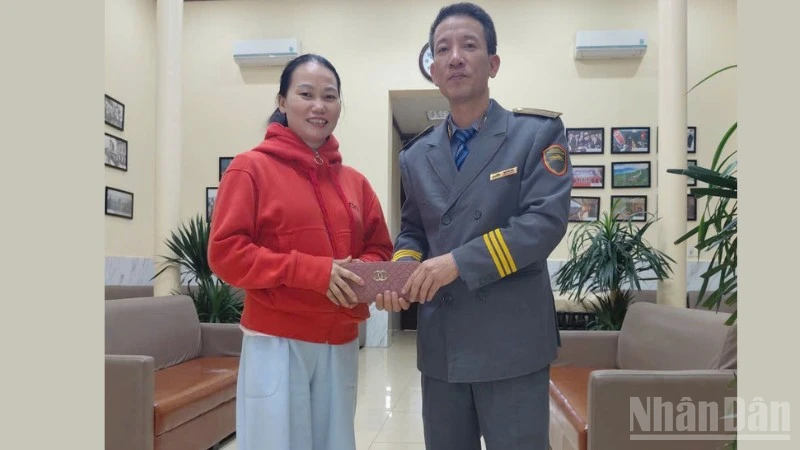 Nhân viên đường sắt trả lại ví chứa hàng chục triệu đồng cho hành khách bỏ quên