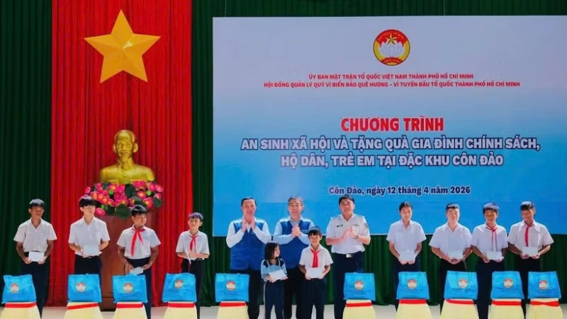 Đoàn TP.HCM trao quà, xây công trình hỗ trợ lực lượng và ngư dân tại Côn Đảo