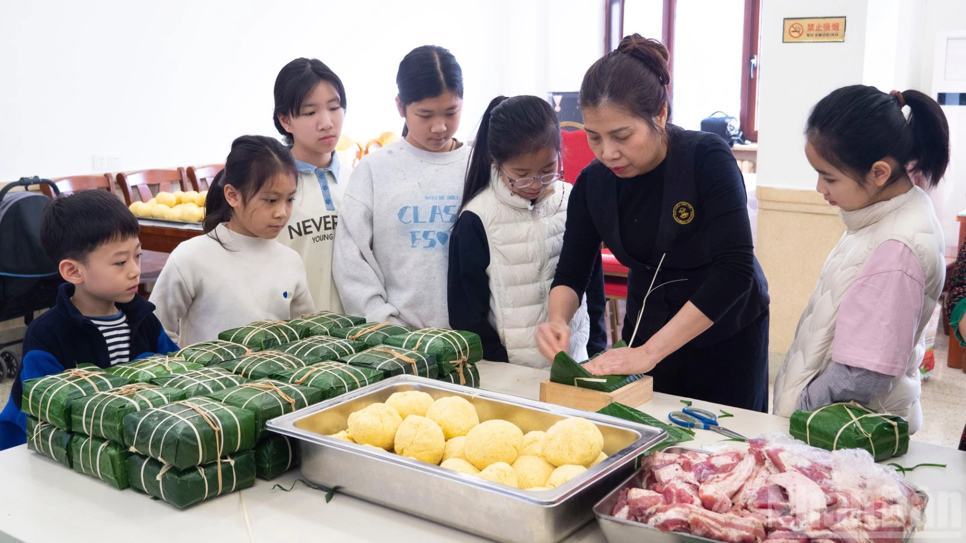 Đại sứ quán Việt Nam tại Bắc Kinh gói bánh chưng đón Tết, gìn giữ văn hóa truyền thống