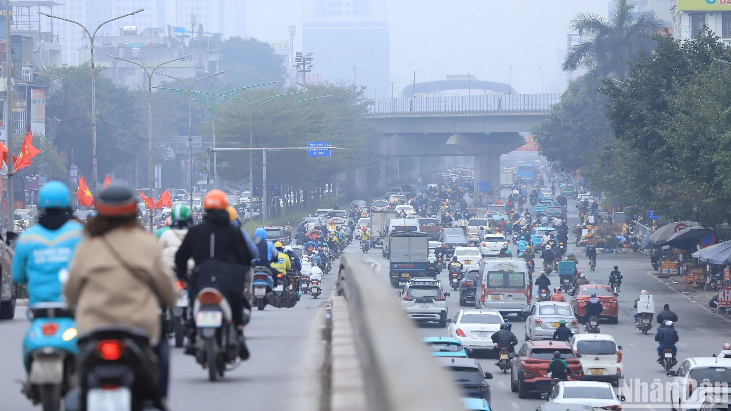 Báo cáo Hiện trạng môi trường Việt Nam 2023 vừa được Bộ Tài nguyên và Môi trường công bố cho biết, ô nhiễm không khí đứng thứ 5 trong bảng xếp hạng về nguy cơ tử vong và bệnh tật tại Việt Nam. Ô nhiễm không khí làm tăng nguy cơ nhiễm trùng đường hô hấp, bệnh tim, đột quỵ và ung thư phổi.