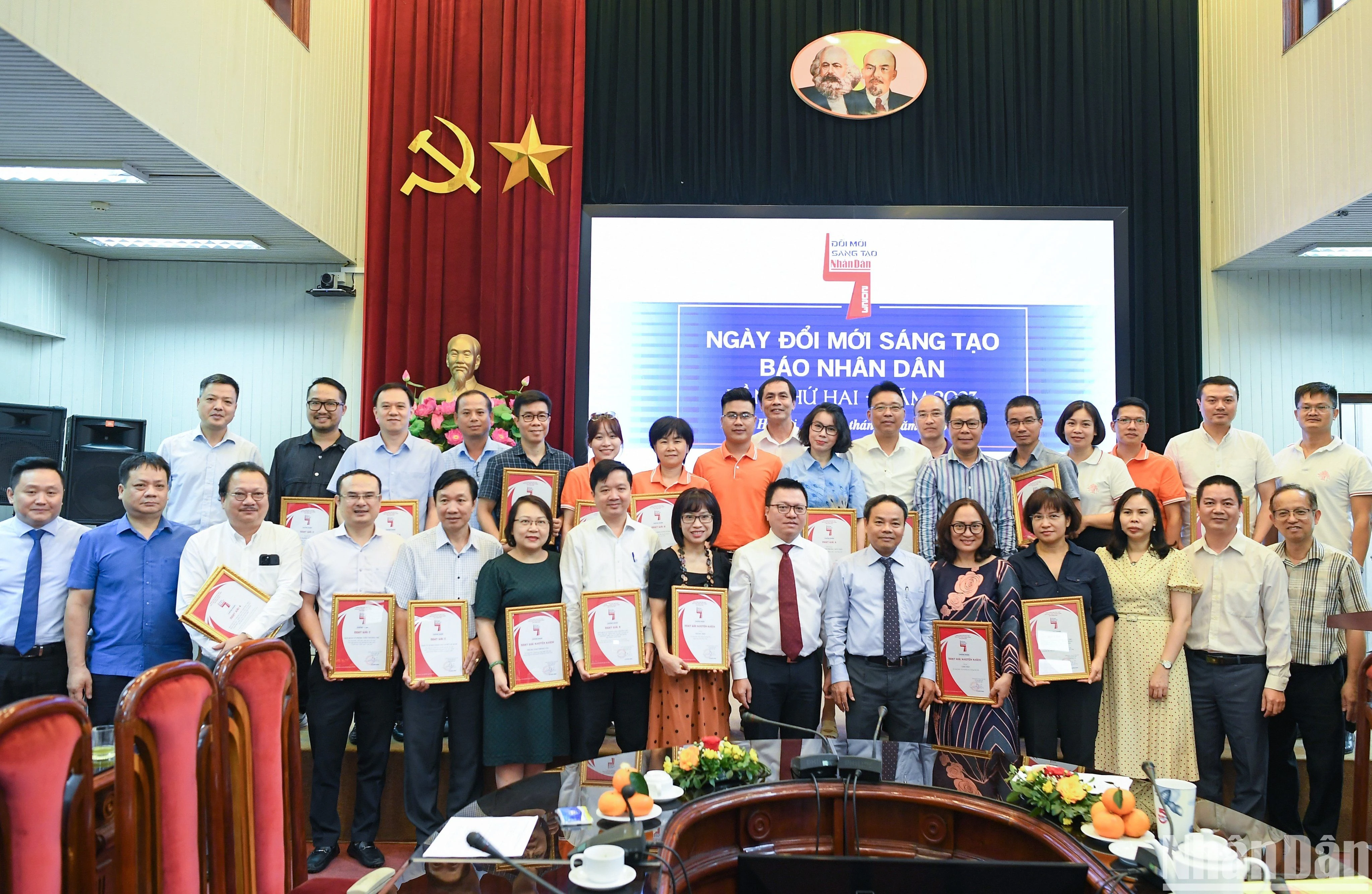 Đại diện các nhóm tác giả, đơn vị đạt giải tại Ngày đổi mới sáng tạo Báo Nhân Dân lần thứ hai chụp ảnh lưu niệm cùng Ban Biên tập Báo Nhân Dân. (Ảnh: Thành Đạt)