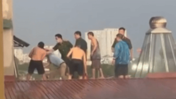 Người dân nỗ lực đập cửa tạo lối thoát trong vụ cháy Định Công Hạ nhưng bất thành.