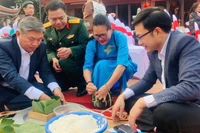 Ngày hội Bánh chưng xanh “Mừng Xuân đoàn kết-Vui Tết Hồng Hà” diễn ra tại Đình Ngọc Xuyên và Đình Nội Châu, phường Hồng Hà chiều 6/2.