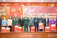 Đại tướng Nguyễn Trọng Nghĩa trao quà Tết cho người có công tiêu biểu, gia đình chính sách.
