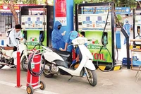 Người dân mua xăng tại cửa hàng kinh doanh xăng dầu trên phố Thái Thịnh, Hà Nội.