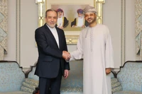 Ngoại trưởng Oman Sayyid Badr bin Hamad bin Hamood Albusaidi (bên phải) gặp Ngoại trưởng Iran Seyed Abbas Araghchi tại Muscat, Oman, ngày 6/2/2026. (Ảnh: XINHUA)