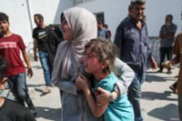 Người dân Palestine thương tiếc các nạn nhân thiệt mạng trong vụ không kích của Israel tại Gaza. (Ảnh: THX/TTXVN)