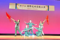 Tiết mục biểu diễn của Hội người Việt Nam vùng Kansai tại chương trình “Biểu diễn nghệ thuật hữu nghị quốc tế lần thứ 17”.