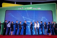 Các đại biểu thực hiện nghi thức khai mạc triển lãm.