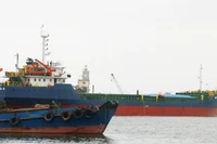 Cảng Cửa Việt thường xuyên bị bồi lấp, khiến tàu ra vào nhận hàng hóa rất khó khăn.