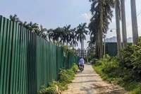 Phần đất của hai doanh nghiệp đang bị tự ý quây tôn.