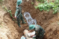 Lực lượng chức năng Bộ Chỉ huy Quân sự tỉnh Phú Thọ đặt thuốc trước khi hủy nổ an toàn.