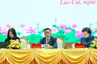 Thường trực Ban Bí thư Trần Cẩm Tú và các đại biểu dự Hội nghị tiếp xúc cử tri sau Kỳ họp thứ 10, Quốc hội Khóa XV. (Ảnh: DUY LINH)