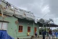 Lốc xoáy quét qua lúc rạng sáng khiến khoảng 20 nhà dân ở xã Nguyễn Nghiêm (Quảng Ngãi) bị tốc mái, hư hỏng nặng. 