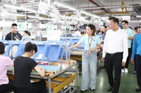 Đồng chí Nguyễn Hữu Nghĩa - Bí thư Tỉnh uỷ Hưng Yên thăm hoạt động sản xuất ở Công ty TNHH giày Ngọc Tề, tỉnh Hưng Yên.