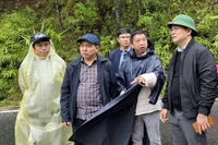 Chủ tịch Ủy ban nhân dân tỉnh Lâm Đồng Hồ Văn Mười (bìa phải) kiểm tra hiện trường và chỉ đạo công tác khắc phục sạt lở trên đèo Mimosa.
