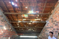 Cơ sở vật chất Trường phổ thông dân tộc bán trú cấp 1, 2 Măng Bút 2 (xã Măng Bút, tỉnh Quảng Ngãi) bị hư hỏng do ảnh hưởng các trận động đất xảy ra liên tiếp vào tối 5, rạng sáng 6/10.