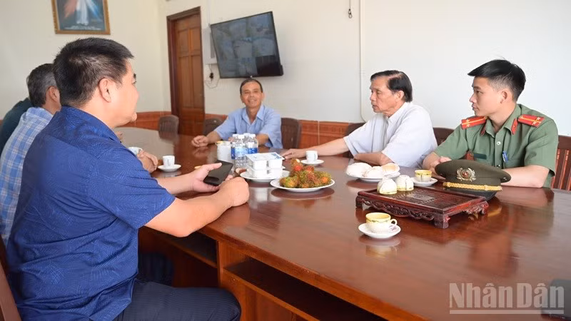 Lực lượng Công an xã Nhân Cơ trao đổi với Ban Chỉ đạo mô hình “Giáo xứ Nhân Cơ an toàn về an ninh, trật tự”.