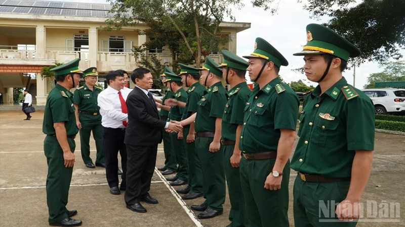 Ủy viên Trung ương Đảng, Phó Thủ tướng Chính phủ Hồ Đức Phớc dẫn đầu Đoàn công tác của Chính phủ thăm cán bộ, chiến sĩ Đồn Biên phòng Đắk Lao.