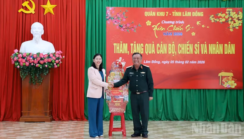 Lãnh đạo Quân khu 7 tặng quà cho quân và dân xã biên giới Tuy Đức, tỉnh Lâm Đồng.