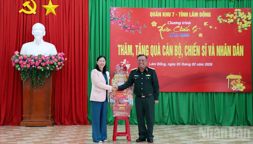 Lãnh đạo Quân khu 7 tặng quà cho quân và dân xã biên giới Tuy Đức, tỉnh Lâm Đồng.