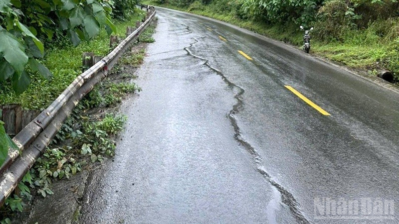 Mặt đường Quốc lộ 28, khu vực đèo 52, địa phận xã Quảng Sơn, tỉnh Lâm Đồng xuất hiện vết nứt lớn kéo dài, có nguy cơ sạt lở làm ảnh hưởng đến hoạt động của các phương tiện giao thông.