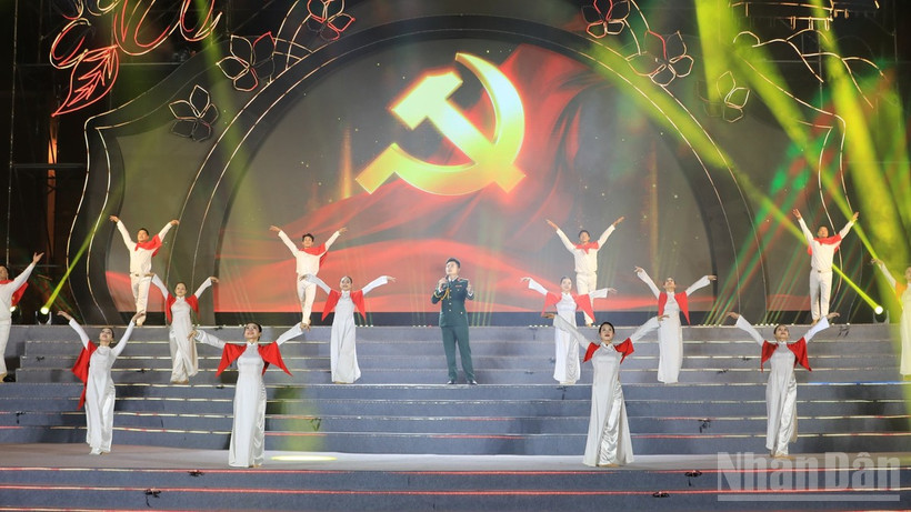 Tiết mục "Thưa Đảng" do Đoàn Văn công Quân khu 7 biểu diễn tại chương trình nghệ thuật “Âm vang đại ngàn - Ấm tình quân dân”. 