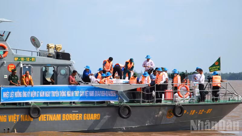 Quang cảnh thả giống tái tạo nguồn lợi thủy sản.