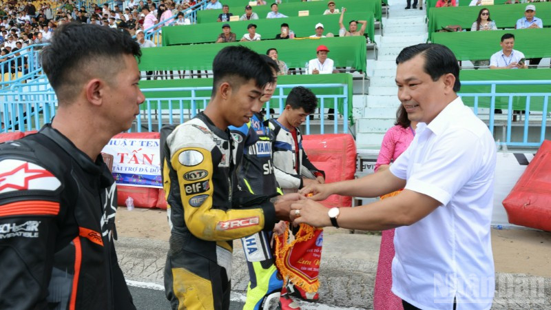 Lãnh đạo Sở Văn hóa, Thể thao và Du lịch thành phố Cần Thơ trao Cờ lưu niệm cho các vận động viên tham gia.