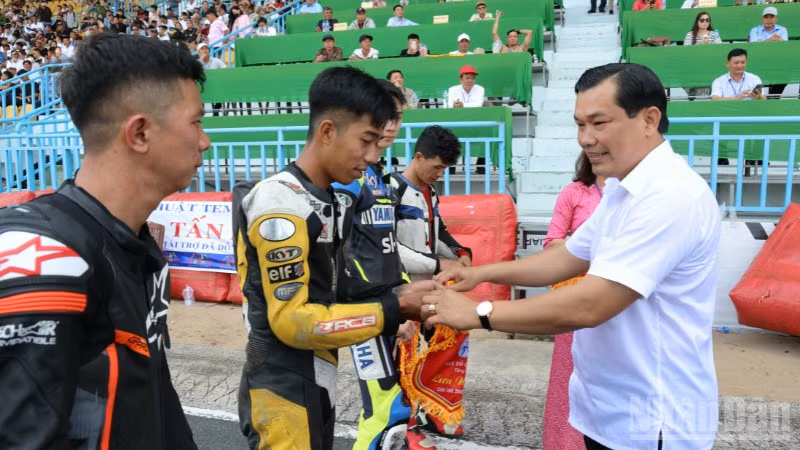 Lãnh đạo Sở Văn hóa, Thể thao và Du lịch thành phố Cần Thơ trao Cờ lưu niệm cho các vận động viên tham gia.