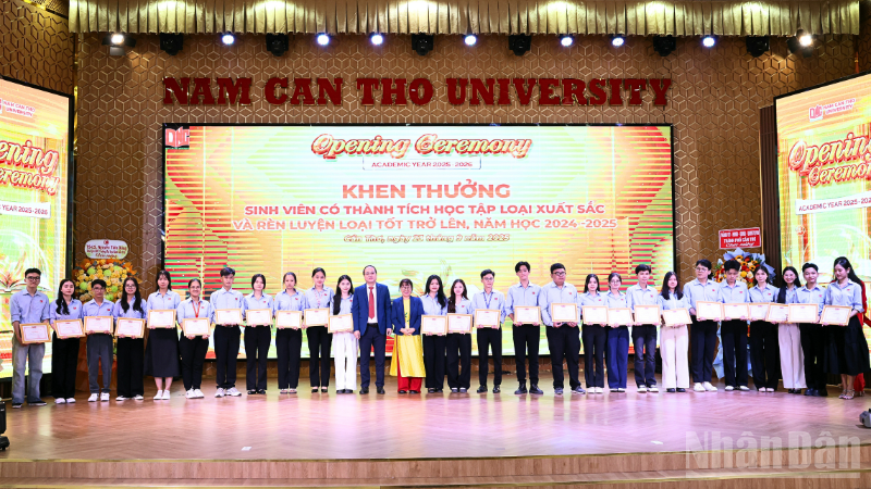 Nhà trường khen thưởng sinh viên có thành tích học tập loại xuất sắc và rèn luyện loại tốt trở lên, năm học 2024-2025.