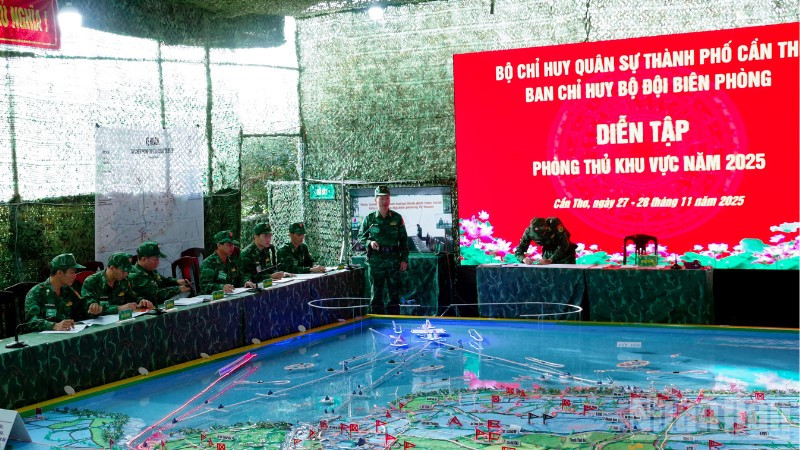 Thực hành tác chiến phòng thủ, xử trí tình huống trên sa bàn, bản đồ, Ban Chỉ huy Bộ đội Biên phòng đánh địch tiến công vào địa bàn các xã, phường ven biển.