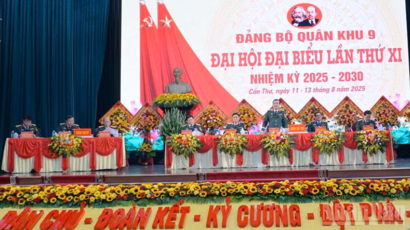 Đoàn Chủ tịch tham dự Đại hội đại biểu Đảng bộ Quân khu 9.