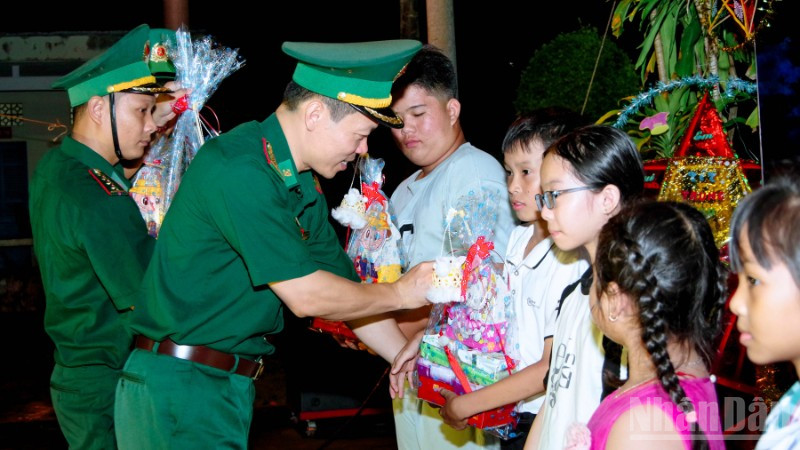 Đại tá Phạm Lê Xuân Bình, Chỉ huy trưởng Bộ đội Biên phòng thành phố Cần Thơ tặng quà trung thu cho các em học sinh ở khu vực biên giới biển xã Trần Đề.