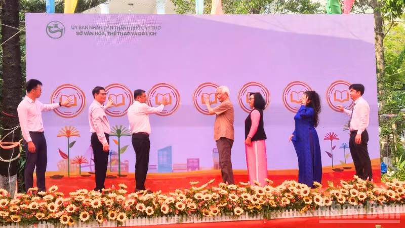 Nghi thức khai mạc.