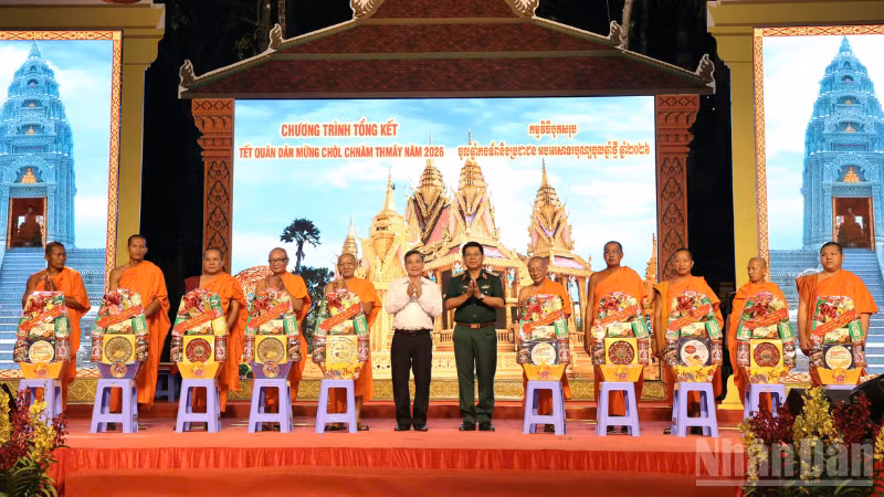 Ban tổ chức trao tặng nhiều phần quà đến trụ trì của các Chùa Nam Tông Khmer trên địa bàn thành phố Cần Thơ.