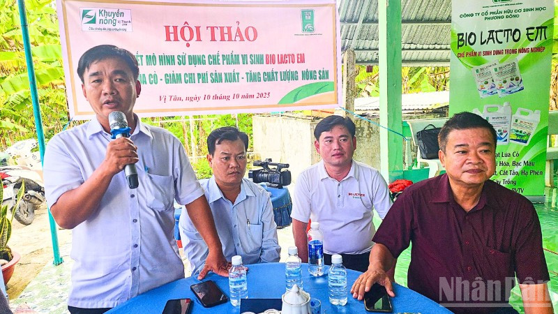 Ông Đoàn Ngọc Thân, Giám đốc Trung tâm Khuyến nông và Dịch vụ nông nghiệp Hậu Giang, thành phố Cần Thơ đánh giá hiệu quả mô hình.