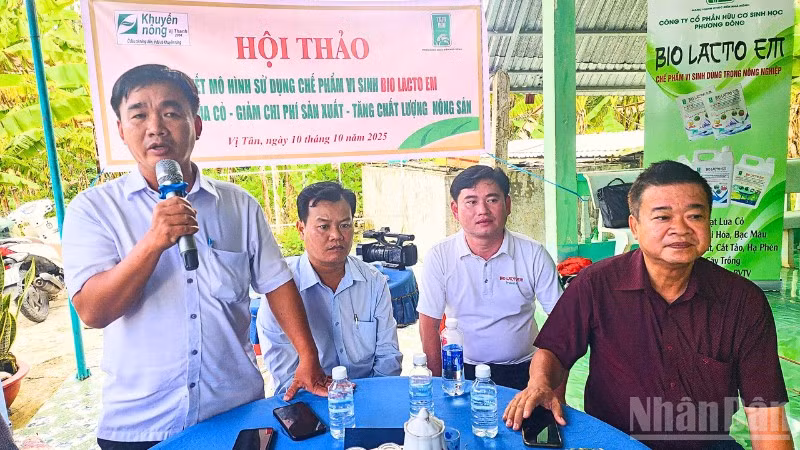 Ông Đoàn Ngọc Thân, Giám đốc Trung tâm Khuyến nông và Dịch vụ nông nghiệp Hậu Giang, thành phố Cần Thơ đánh giá hiệu quả mô hình.