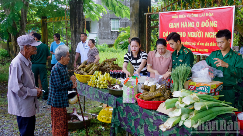 Mô hình “Gian hàng 0 đồng dành cho người nghèo” của Đồn Biên phòng Lai Hòa được Ban Tuyên giáo và Dân vận Trung ương tuyên dương là mô hình tiêu biểu trong học tập và làm theo tư tưởng, đạo đức, phong cách Hồ Chí Minh khu vực phía nam năm 2025.