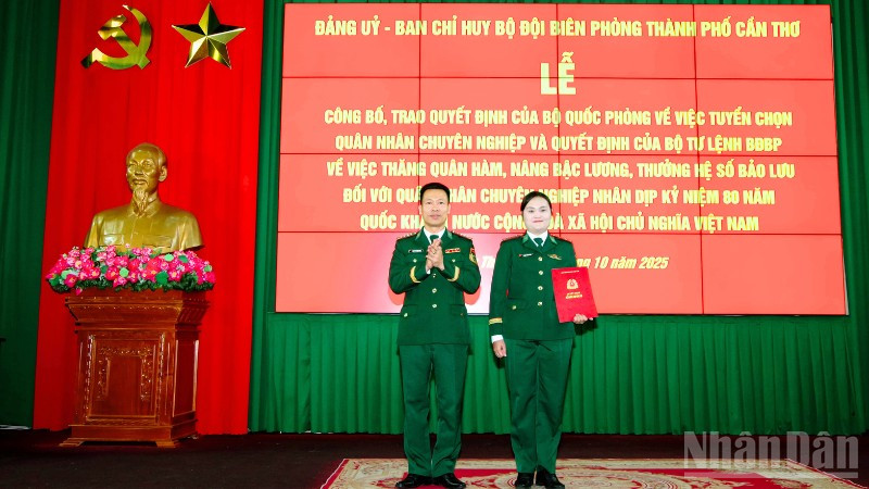 Đại tá Phạm Lê Xuân Bình, Chỉ huy trưởng Bộ đội Biên phòng thành phố Cần Thơ trao quyết định tuyển chọn Quân nhân chuyên nghiệp.