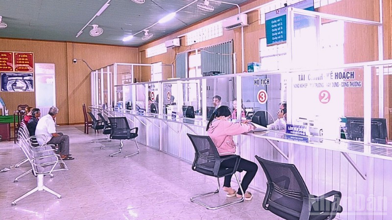 Người dân thực hiện thủ tục hành chính tại Trung tâm Phục vụ hành chính công xã Vị Thủy, thành phố Cần Thơ.