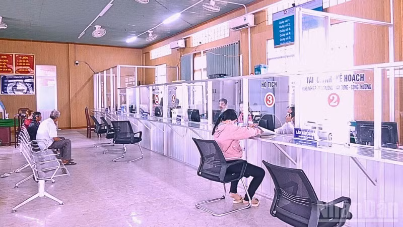 Người dân thực hiện thủ tục hành chính tại Trung tâm Phục vụ hành chính công xã Vị Thủy, thành phố Cần Thơ.