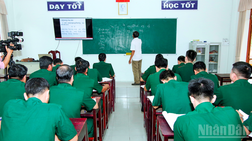 Bộ đội Biên phòng thành phố Cần Thơ phối hợp với Trường Bổ túc Văn hóa Pali Trung cấp Nam Bộ tổ chức lớp bồi dưỡng tiếng Khmer năm 2025 