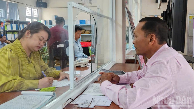 Trung tâm Dịch vụ việc làm Hậu Giang, thành phố Cần Thơ tiếp nhận lao động đăng ký việc làm.