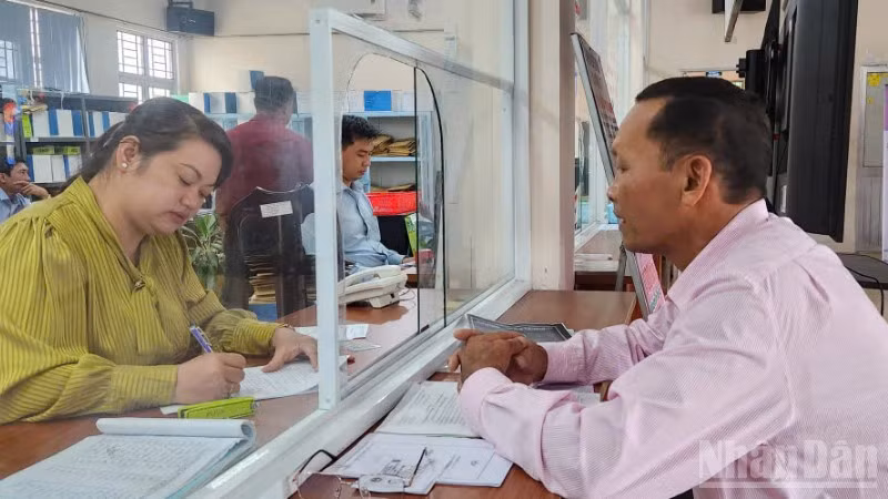 Trung tâm Dịch vụ việc làm Hậu Giang, thành phố Cần Thơ tiếp nhận lao động đăng ký việc làm.