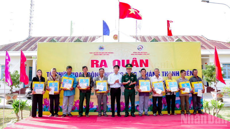 Lãnh đạo Bộ đội Biên phòng thành phố Cần Thơ và Bệnh viện Đa khoa Hòa Hảo - Medic Cần Thơ tặng quà cho các hộ gia đình chính sách.