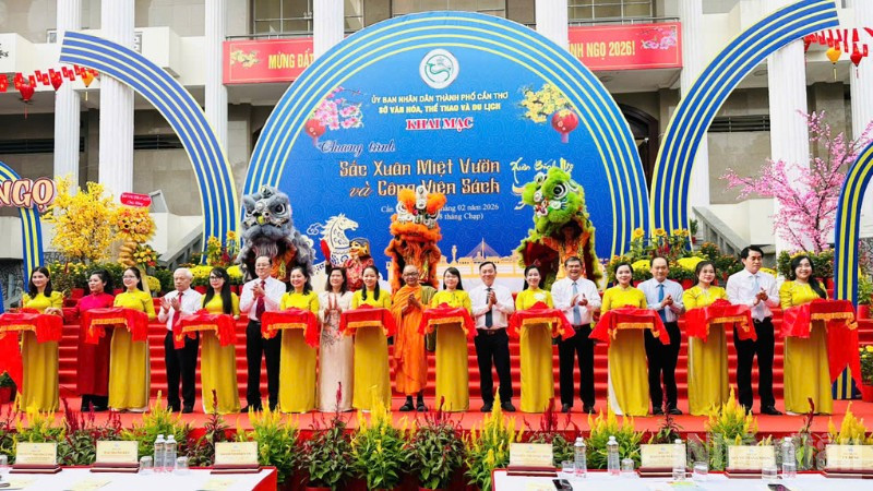 Các đại biểu cắt băng khai mạc Chương trình “Sắc Xuân miệt vườn” và “Công viên Sách Xuân” Bính Ngọ năm 2026.