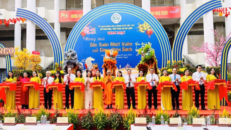 Các đại biểu cắt băng khai mạc Chương trình “Sắc Xuân miệt vườn” và “Công viên Sách Xuân” Bính Ngọ năm 2026.