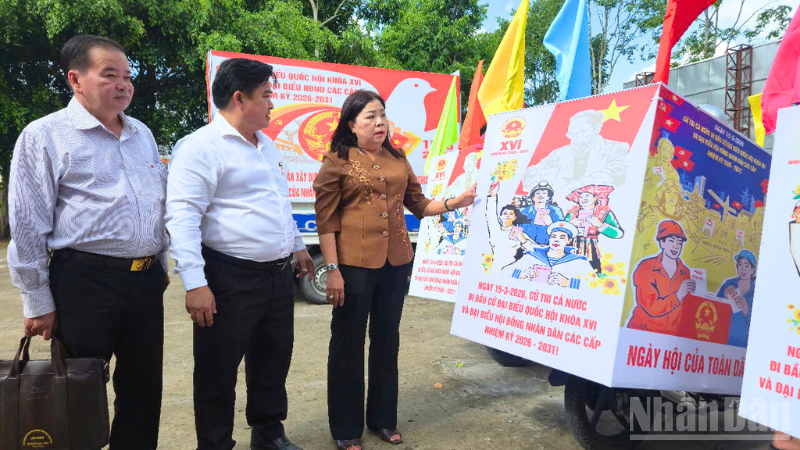 Bà Mã Thị Tươi, Ủy viên Ban Thường vụ Thành ủy, Phó Chủ tịch Thường trực Hội đồng nhân dân thành phố Cần Thơ kiểm tra công tác tuyên truyền tại xã Trường Long Tây.